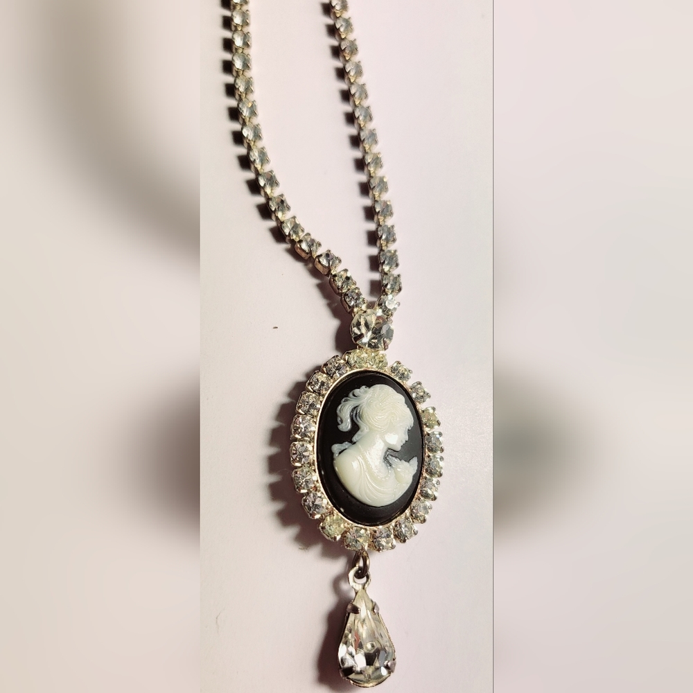 Vintage CAMEO Swavorksi Crystal Necklace